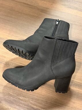 Kelly & Katie Black Lug Sole Block Heel Ankle Booties Size 8.5